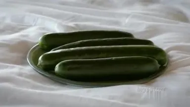 ¡El pepino nutre el yin! El propio método de limpieza vaginal de la chica extranjera Este pepino tiene el tamaño justo para pelarlo y rellenarlo: Ese pepino debe ser muy dulce