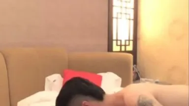 Das rosa und zarte Mädchen checkte in ein Hotelzimmer ein ~ Intensiver Kampf, Blowjob, Zunge, Kuss und Sperma ~