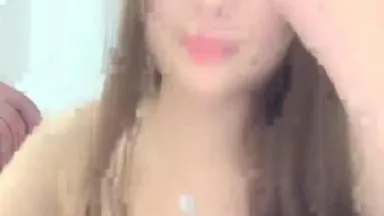 The pure and beautiful 17-year-old beauty has a live show in the rainy season. The two of them have passionate sex, which is very tempting.