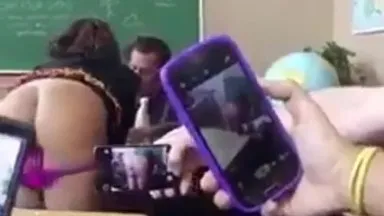 ¡Qué compañera de clase tan abierta! Al mismo tiempo que el profesor daba un informe... ella se quitó las bragas y dejó que sus compañeros le tomaran fotografías: sus redondos y hermosos pechos se retorcían y retorcían frente a la cámara.