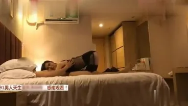 A 168cm tall and beautiful white-collar beauty who works during the day and works part-time at night is forced to wear sexy black stockings to serve hotel customers.