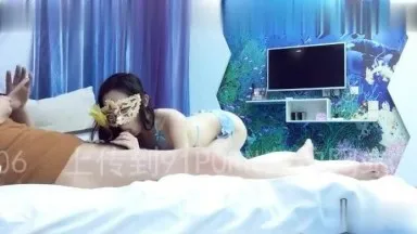Новая работа брата Чжэ Ocean Kingdom - сексуальные белые чулки с нежным оральным сексом. Он берет на себя инициативу и занимается с ней сексом. Крупным планом хорошо видны волосы на ее ягодицах.