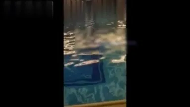 Riprendi una conversazione con una dea alta 173 cm con pelle chiara, bellezza e gambe lunghe nella piscina termale di un resort.