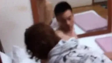 A young man with a strong body calls for special service in a hotel and then uses a towel as a cover to secretly film a young mature female technician providing a complete service. I don’t know why he doesn’t cum even halfway through the job but he doesn’t want to be fucked. He gets dressed and leaves.