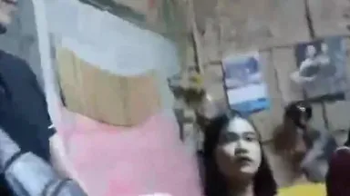 Un rey calvo pelea contra una chica en problemas en la frontera. Un hombre fuerte se la folla en varias posiciones difíciles. La chica no puede soportarlo y quiere irse.