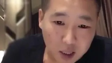 Der starke männliche Moderator Qiang Ge verabredete sich erneut mit einer blonden und rundlichen jungen Frau in einer Luxussuite eines Hotels