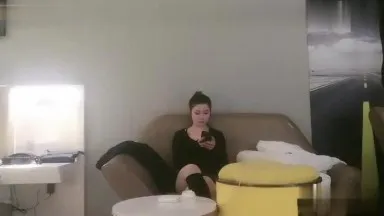 I made an appointment with a young woman in black to give her a blowjob on the sofa. She was fucked hard from behind and she moaned and gasped twice. It’s very tempting. If you like it, don’t miss it.