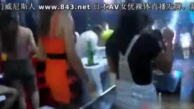 Rice Cake Hong Kong Disco capturó a una chica de coño sin pelo muy sexy y le quitó el condón a mitad de follarla sin condón.