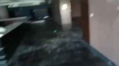 Bar abandonado en el tercer piso a plena luz del día con vidrio del piso al techo entrenando a una estudiante de segundo año con gafas