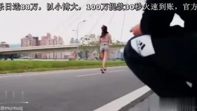 Creampie in a public toilet - Han followed the jogging girl Mumu into the public toilet and broke into the public toilet twice, ignoring the crowd of passers-by outside the toilet who heard