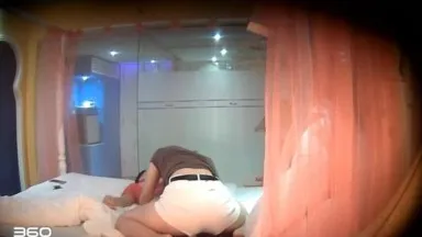 Um hotel boutique fotografou secretamente um casal excitado entrando em um quarto. A heroína estava usando calcinha de renda, então ela estava preparada.