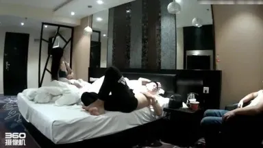 Secretly filmed a long-haired young woman meeting a netizen in a hotel. Suddenly the netizen’s friend came in and wanted to have a threesome. The young woman didn’t agree and was fucked hard.