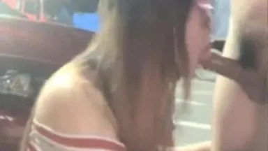 Una chica con gafas de sol tuvo sexo al costado de la carretera a altas horas de la noche. La sujetaron por el capó y la follaron duro por detrás. Estaba jadeando hasta altas horas de la noche. Si te gusta, no te lo pierdas. .