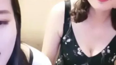 Une jeune femme sexy aux gros seins invite sa sœur à se masturber. Elle enlève sa culotte sur le canapé, met un vibromasseur sur sa chatte, et fait vibrer sa chatte avec un vibromasseur et gémit. J'aime ça.