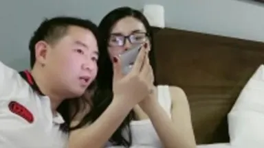 My brother in Vietnam made a date with a good-looking girl with glasses and had sex with her through TP. She was ridden hard and fucked vigorously, moaning and panting. It was very tempting. If you like it, don’t miss it.