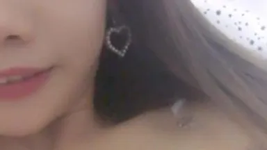 Una chica delgada con buena apariencia y aretes hace un espectáculo de sexo doble. La inmovilizan en la cama y la follan vigorosamente, y finalmente se corre afuera en el baño.