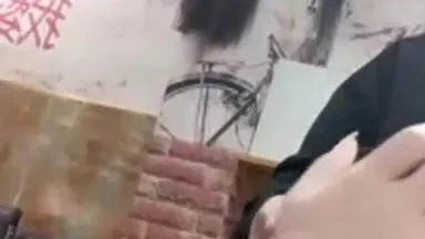 Una chica traviesa seduce a un chico en la barbería y tiene sexo. Se pone la ropa, se toca los pechos, le hace sexo oral, se orina, levanta las piernas y se la folla, gime y jadea. Es muy tentador, don. No te lo pierdas.