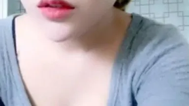 Una bella ragazza dai capelli gialli e il suo partner sessuale fanno sesso insieme. Le loro fiche sono riempite con un vibratore e vengono massaggiate 69. Si leccano, si tengono per mano e vengono scopate duramente da dietro. È molto allettante, non farlo. non perdetelo.