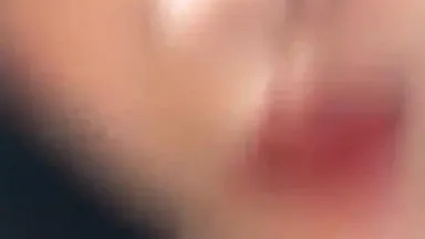 Live broadcast on mobile phone of a high-quality welfare goddess masturbating her pussy at close range to show you how wet her vagina is