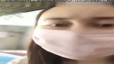 大膽美女主播潛入盥洗中心直播還偷拍了一些美女更衣影片給狼友分享