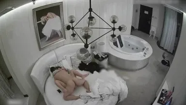 Secretly filmed in a luxury room of a love hotel, a very capable man with glasses fucked him from bed to the bathtub while he stood and fucked quickly