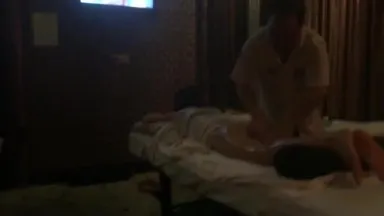 El joven aprendiz filmó en secreto al maestro dándole a una joven clienta desnuda un masaje con aceite y un masaje vaginal, lo cual le abrió los ojos.