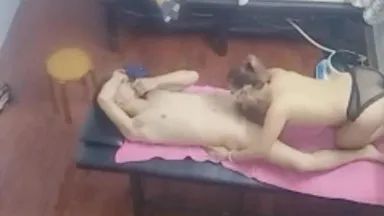 O homem esperto na sala de massagem do posto de saúde foi filmado secretamente em várias posturas. A técnica reclamou que estava com dor de estômago, mas não gozou e ainda se masturbou.