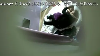 小さなホテルで方言を話す女の子とぽっちゃり男が部屋にチェックインして枕を使ってお尻を突き出しセックスする様子を隠し撮り。