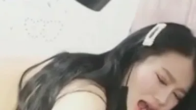 Una celebrità carina di Internet con un bel viso sceglie a caso un fan per fare sesso con lei