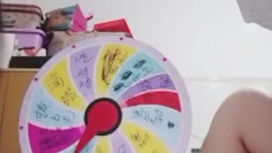 De belles présentatrices et leurs amis du sexe vivent ensemble, jouent à la Lucky Wheel, se tournent vers ce qu'ils veulent faire, se masturbent et se cassent la chatte, c'est très tentant