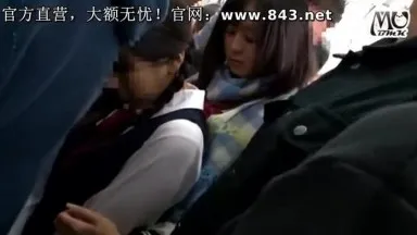 [Chinese text] A rubber-covered schoolgirl who just rescued a timid woman who was being molested and was attacked on the train.