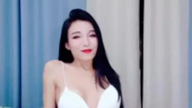 [Leaked Masturbation Video] Asian high-looking female anchor strips off her clothes and rubs her breasts in front of the popular camera, spreads her legs, puts her small hands into her underwear, digs her holes, and masturbates her fair skin. She really wants to be penetrated.