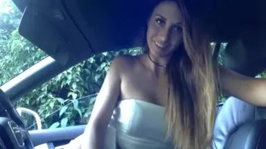 [Se filtró el presentador europeo y americano] La última diosa tetona se burla de su coño en el auto y gotea muchos fluidos cachondos