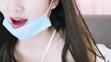 Une belle fille du Hunan avec des lunettes et des tenues sexy séduit les gens avec divers jouets sexuels. Elle se masturbe depuis longtemps et n'a pas encore joui. Elle dit à son frère qu'elle veut qu'une grosse bite pénètre dans sa chatte quand elle jouit (montrant). son visage tout le temps).