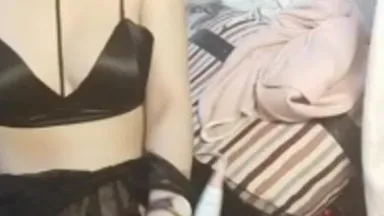 [Ancore cinese trapelata] Ragazza snella con un bel seno trasmette in diretta sul letto con un vibratore inserito nella figa, si masturba, geme, seduce e parla in modo osceno