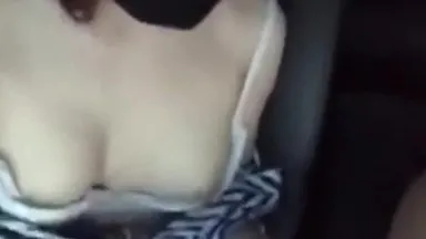 La meilleure jeune mannequin Ai Xiaoqing séduit le chauffeur Didi. Elle est extrêmement taquinée dans la voiture et la guide pour lui toucher la chatte et lui faire du sexe.