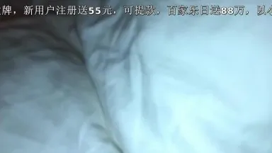 Sang Mengzhen, una chica del Departamento de Finanzas y Economía de la Universidad del Este de China, muestra su rostro perfectamente con su estudiante de último año en el hotel.