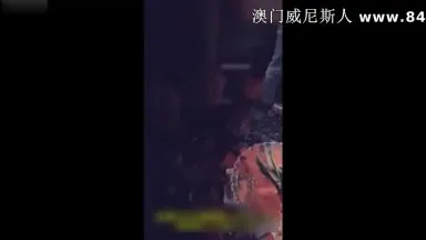 美女和好友聚會,玩遊戲輸了被好友懲罰帶到洗手間激情啪啪