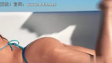 La demoiselle aux belles fesses a couché avec son mari en plein air pendant la période exclusive La passion sensuelle au bord de la piscine.