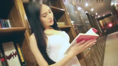 Суперпопулярная китайская модель-цветочница У Муси не имеет видео святого света. У нее великолепная фигура и лицо.