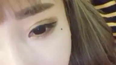 Une jolie fille aux grands yeux très salope séduit un garçon accro à Internet à quatre yeux qui est son meilleur ami en direct