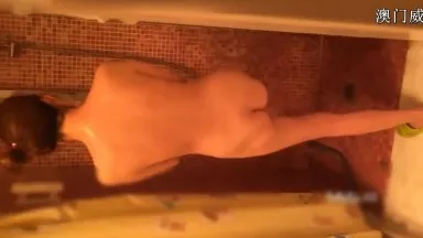 La joven modelo y el hombre rico fueron a ver una habitación, los follaron continuamente en la cama y su cara quedó expuesta y llena de leche.