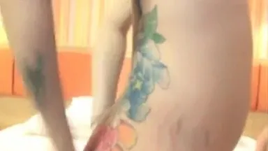 Дуэтное шоу сексуальных девушек с татуировками по всей спине. Вибратор, набитый в киску, вибрирует и лижет грудь и киску. Это очень заманчиво. Если вам это нравится, не пропустите.
