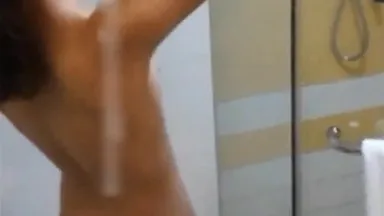 È trapelato il video della giovane modella Yan Zi che viene portata a letto e si fa sditalinare la figa da un pervertito~