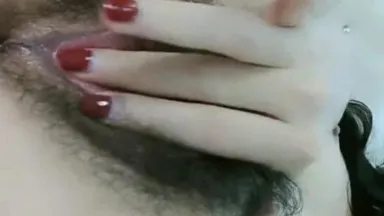 A pretty girl who enjoys masturbating~playing with her pussy while having sex with her fans