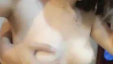 F杯巨乳混血妹子与男友激情啪啪，还大玩BDSM綑绑滴蜡～