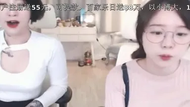 La ragazza coreana non poteva nascondere il suo seno grande con questo vestito durante la video chat. È meglio non indossarlo affatto.