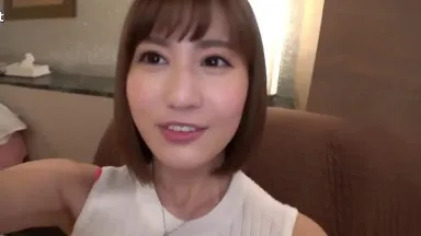 G罩杯高挑模特兒級美女！ ！時隔許久，對H感到非常興奮！ ！一個美麗的小穴因愛撫她的衣服而變得濕漉漉的，它是如此敏感以至於它立即潮吹！ ！ 「好久不見…♪」全身濕透的美女愉快地將男友的粗大雞巴插入體內，第一次做愛！ ！ /愛情飯店紀實休息2小時/5