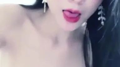A sexy apresentadora de transmissão ao vivo Bo Bo Goddess tira a roupa e dança na frente da câmera e toma banho ao vivo para revelar seu corpo perfeito e buceta rosa ~