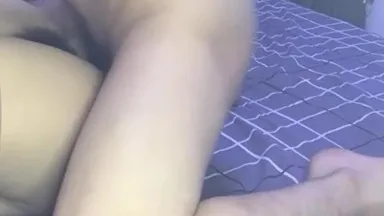 Una giovane donna sexy dello Shandong è dipendente dal sesso Non ne ha mai abbastanza da un solo bastone, quindi trova due partner sessuali con cui fare una 3P.